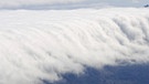 Passatwolke: Das Wetter der Kanaren (La Palma) wird vom Nordost-Passat bestimmt. Wie entstehen Wetterphänomene wie Winde, Föhn, Gewitter, Blitze oder Hurrikane und Tornados? Die globalen Windsysteme, Meeresströmungen und die Erdrotation beeinflussen unser Wetter. | Bild: picture-alliance/dpa