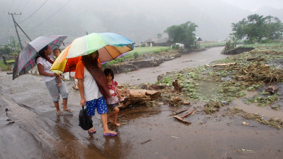 Wetter und Meteorologie: Überschwemmungen in Indonesien, im März 2012. Wie entstehen Wetterphänomene wie Winde, Föhn, Gewitter, Blitze oder Hurrikane und Tornados? Die globalen Windsysteme, Meeresströmungen und die Erdrotation beeinflussen unser Wetter. | Bild: picture-alliance/dpa