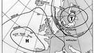 Wetter: Hoch- und Tiefdruckgebiet, 1962 bei Flut in Hamburg. Wann erschien der erste Wetterbericht? Wie viele Supercomputer braucht es für die Meteorologie? Was sind Wolken, wie entstehen Regen, Wirbelstürme und Wetterphänomen wie El Niño? Wir erklären euch die Geschichte der Wetterkunde! | Bild: picture-alliance/dpa