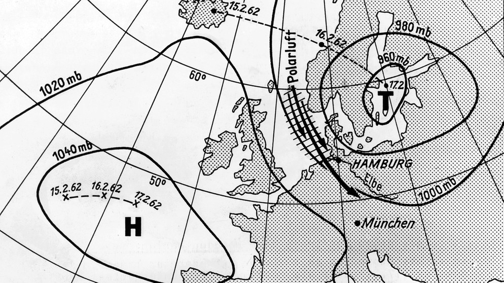 Wetter: Hoch- und Tiefdruckgebiet, 1962 bei Flut in Hamburg. Wann erschien der erste Wetterbericht? Wie viele Supercomputer braucht es für die Meteorologie? Was sind Wolken, wie entstehen Regen, Wirbelstürme und Wetterphänomen wie El Niño? Wir erklären euch die Geschichte der Wetterkunde! | Bild: picture-alliance/dpa