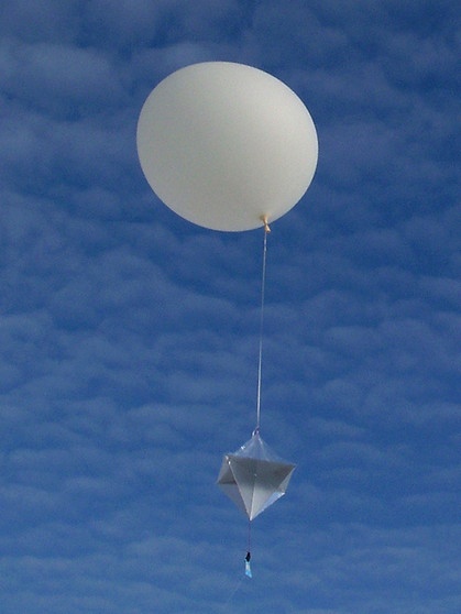 Moderner Wetterballon mit Radiosonde, 2012. Mit Wetterballons lassen sich meteorologische Messungen durchführen. Wann erschien der erste Wetterbericht? Wie viele Supercomputer braucht es für die Meteorologie? Was sind Wolken, wie entstehen Regen, Wirbelstürme und Wetterphänomen wie El Niño? Wir erklären euch die Geschichte der Wetterkunde! | Bild: picture-alliance/dpa
