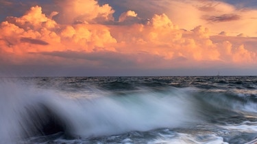 Wetter: Tropischer Ozean mit Wolken | Bild: colourbox.com