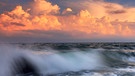 Wetter: Tropischer Ozean mit Wolken. Wie entstehen Wetterphänomene wie Winde, Föhn, Gewitter, Blitze oder Hurrikane und Tornados? Die globalen Windsysteme, Meeresströmungen und die Erdrotation beeinflussen unser Wetter. | Bild: colourbox.com