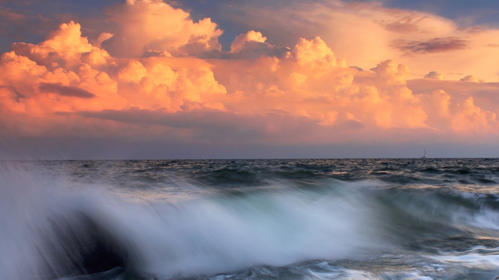 Wetter: Tropischer Ozean mit Wolken. Wie entstehen Wetterphänomene wie Winde, Föhn, Gewitter, Blitze oder Hurrikane und Tornados? Die globalen Windsysteme, Meeresströmungen und die Erdrotation beeinflussen unser Wetter. | Bild: colourbox.com