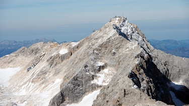 Im Bild: Die Zugspitze mit der Bergstation - sie ist ein Risikogebiet für Bergstürze und bleibt unter Beobachtung. | Bild: picture-alliance/Peter Kneffel
