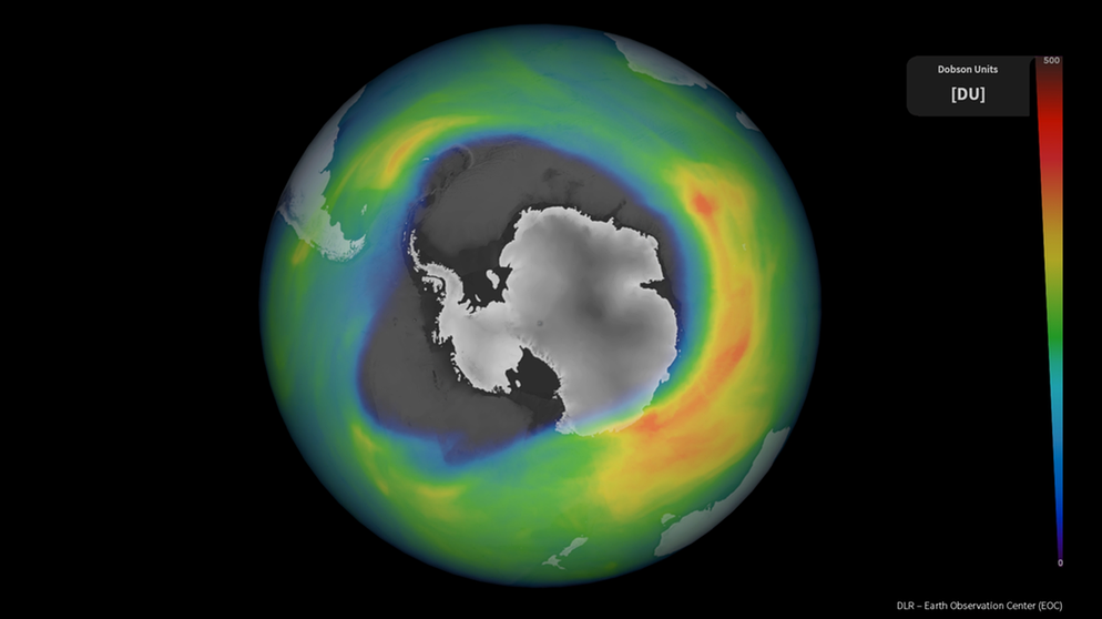 In den 1980er-Jahren bemerkten Wissenschaftler, dass sich über der Antarktis jedes Jahr ein riesiges Ozonloch auftut. Die Dicke der Ozonschicht wird in der Dobson-Einheit DU gemessen. 100 DUs entsprechen dabei einer einen Millimeter dicken Schicht aus reinem Ozon. In Wirklichkeit verteilen sich die Ozonmoleküle jedoch in der Luftsäule, auch wenn sie in bestimmten Höhen konzentriert vorkommen. In der Regel hat die Ozonschicht über dem Südpol eine Dicke von 350 Dobson. Sinkt der Wert unter 200 Dobson, spricht man von einem Ozonloch. Über der Antarktis sind die Werte im antarktischen Winter teilweise erheblich niedriger.  | Bild: ESA/Copernicus Sentinel