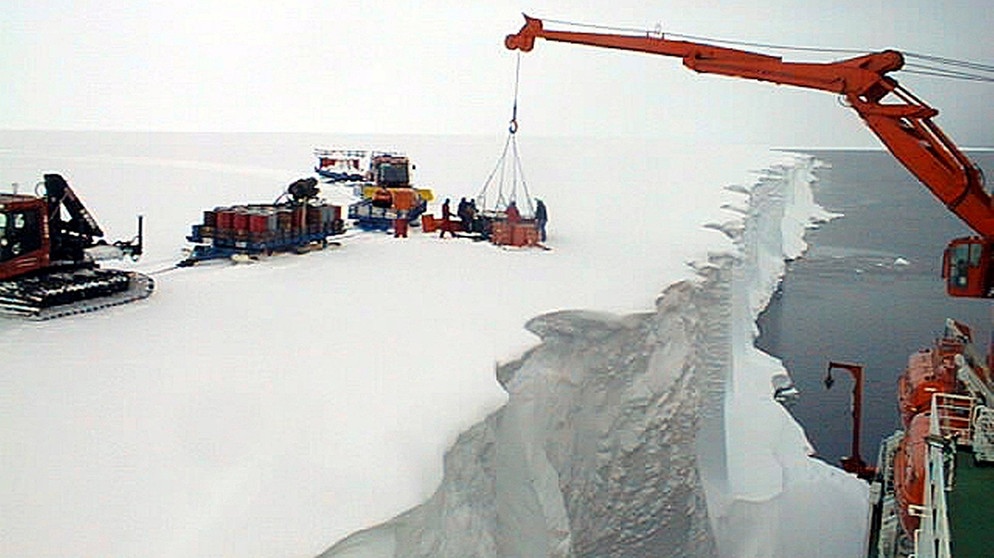 Der Bordkran des deutschen Forschungseisbrechers "Polarstern" hievt am 7.2.1999 Fässer mit Treibstoff von der Schelfeiskante der Antarktis auf das Deck. | Bild: Hans-Christian Wöste / Alfred-Wegener-Institut (AWI)