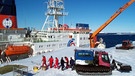 Der Forschungseisbrecher Polarstern legt an der Eiskante der Station an.  | Bild: Alfred-Wegener-Institut (AWI) 