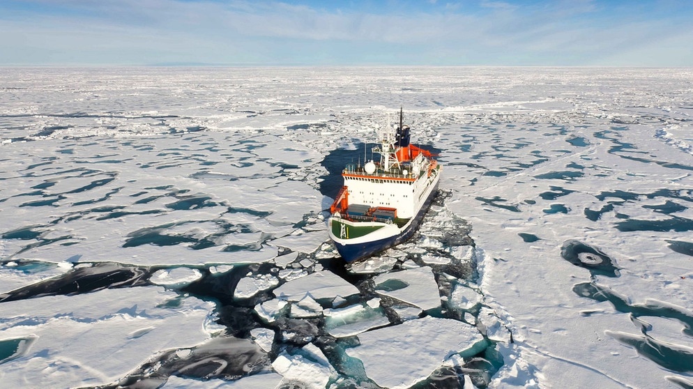 Der Forschungs-Eisbrecher "Polarstern" inmitten von Eisschollen. | Bild: Mario Hoppmann / Alfred-Wegener-Institut (AWI)
