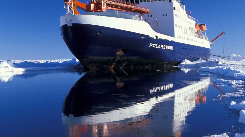 Der Forschungs-Eisbrecher "Polarstern" umgeben von Eis und Wasser. | Bild: Mario Hoppmann / Alfred Wegener Institut (AWI)