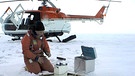 Forscher des Forschungsschiffs Polarstern fliegen mit einem Hubschrauber auf eine neuentdeckte Insel vor Grönland, in der Arktis. | Bild: Alfred-Wegener-Institut (AWI)