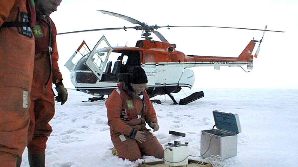 Forscher des Forschungsschiffs Polarstern fliegen mit einem Hubschrauber auf eine neuentdeckte Insel vor Grönland, in der Arktis. | Bild: Alfred-Wegener-Institut (AWI)