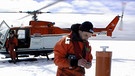 Forscher des Forschungseisbrechers Polarstern vergraben Satellitensender in Eisbergen der Arktis. | Bild: Hans-Christian Wöste / Alfred-Wegener-Institut