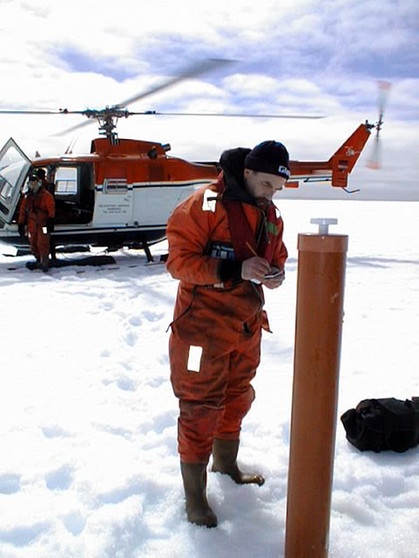 Forscher des Forschungseisbrechers Polarstern vergraben Satellitensender in Eisbergen der Arktis. | Bild: Hans-Christian Wöste / Alfred-Wegener-Institut