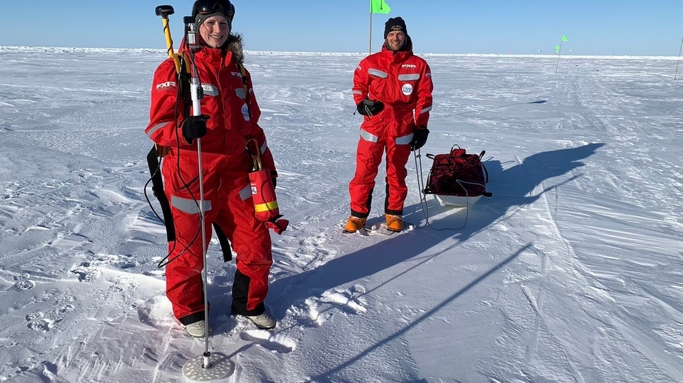 Forschungseisbrecher Polarstern - ein Schiff auf Expedition ins Eis. Hier bestimmen Meereisphysiker die Meereisdicke und die Tiefe der Schneeauflage auf dem Eis. | Bild: Monika Votvik / AWI
