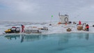 Aufbruch von der Eisscholle: Am 29. Juli 2020 packen die Forscher des MOSAIC-Projekts alle Forschungsgeräte auf der Eisscholle zusammen, bevor diese auseinanderbricht. Ein halbes Jahr lag das Forschungsschiff Polarstern fest vertäut an diesem Eis. | Bild: Alfred-Wegener-Institut / Lianna Nixon