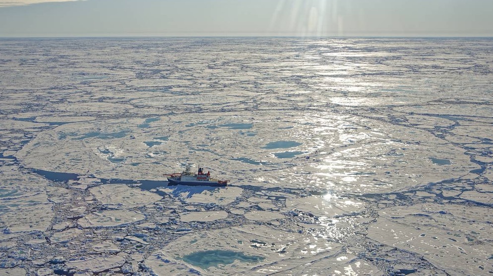 Die schmelzende Eisscholle der MOSAIC-Expedition mit der vertäuten Polarstern Ende Juni 2020  | Bild: Alfred-Wegener-Institut / Markus Rex