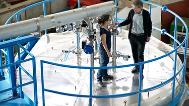 PSI-Forschenden Jasmin Tröstl und Urs Baltensperger auf der CLOUD-Kammer am CERN, | Bild: Paul Scherrer Institut/Markus Fischer
