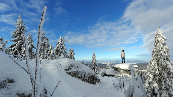 Weiße Pracht in den Bergen im Winter: Fernsicht bei Schnee auf dem Ochsenkopf. | Bild: picture-alliance/dpa