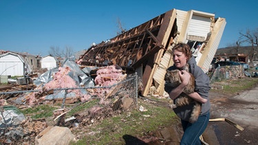 Hurrikane, Wirbelstürme undTornados: Im März 2015 verwüstet ein Tornado in Sand Springs, Oklahoma Wohncontainer. | Bild: picture-alliance/dpa
