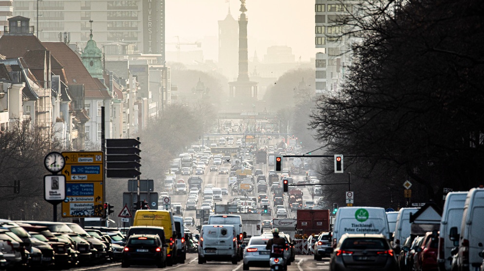 Berlin: Luftverschmutzung am Morgen im Verkehrschaos | Bild: picture alliance / photothek | Florian Gaertner