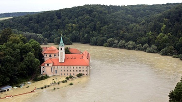 Von der Hochwasser führenden Donau umschlossen ist im August 2005 das Kloster Weltenburg bei Kehlheim an der Donau.  | Bild: picture-alliance/ dpa/dpaweb | Alexander Rüsche