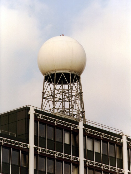 Meteorologisches Messinstrument: Kugelniederschlagsradargerät in Karlsruhe | Bild: picture-alliance/dpa
