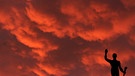 Orange Wolken über Hannover | Bild: picture-alliance/dpa