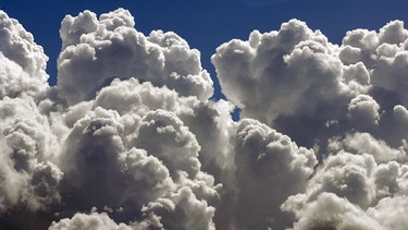 Die Wolken-Art Cumulus congestus. Wolken haben einen Einfluss auf das Wetter. Es gibt verschieden Wolkenarten, darunter zehn Wolkengattungen und vier Wolkenfamilien. Auch Winde können die Wolkenbildung beeinflussen. Zudem wird untersucht, welchen Einfluss Wolken auf das Klima haben. | Bild: picture-alliance/dpa