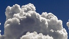 Die Wolken-Art Cumulus congestus. Wolken haben einen Einfluss auf das Wetter. Es gibt verschieden Wolkenarten, darunter zehn Wolkengattungen und vier Wolkenfamilien. Auch Winde können die Wolkenbildung beeinflussen. Zudem wird untersucht, welchen Einfluss Wolken auf das Klima haben. | Bild: picture-alliance/dpa