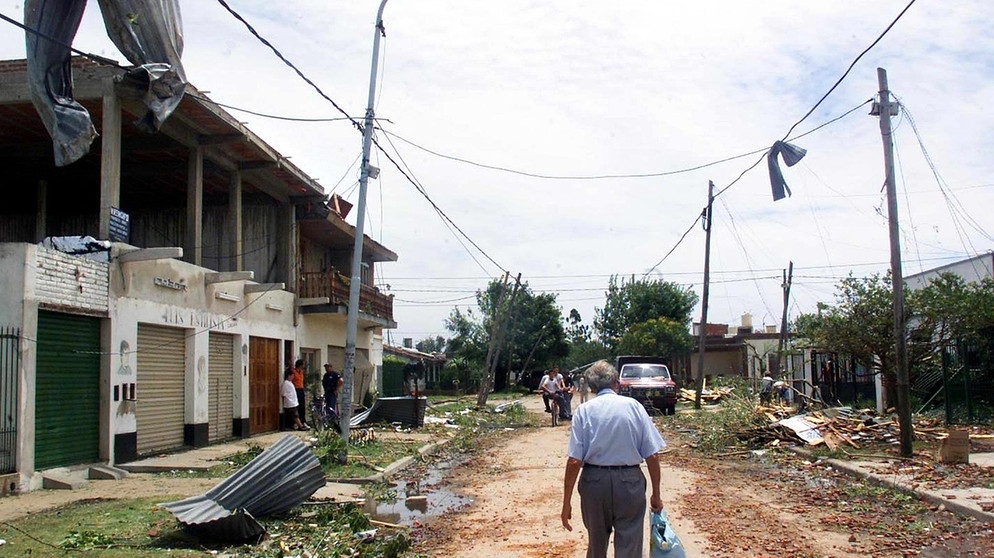 Nach einem Tornado in Argentinien 2001 | Bild: picture-alliance/dpa