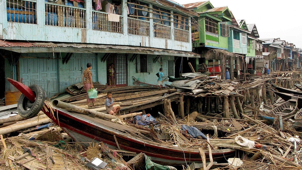 Hurrikan Nargis zog im April und Mai 2008 über Rangun in Myanmar  | Bild: picture-alliance/dpa