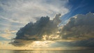 Regenwolken über dem Meer. Die Ozeane spielen eine wichtige Rolle bei der Entwicklung des Wetters. Darauf weißt die Weltorganisation für Meteorologie am Weltwettertag 2021 hin. | Bild: colourbox.com