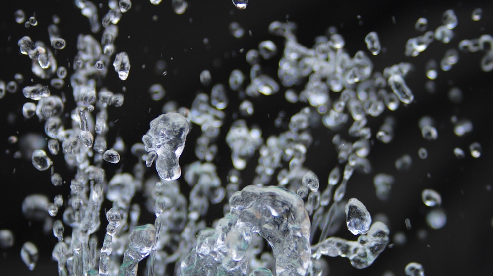 Wassertropfen. Ihr fragt euch, wie und warum sich im Winter Eiskristalle am Fenster bilden? Wir erklären euch, wann Eiskristalle und Eisblumen entstehen und warum Eiskristalle sechseckig sind. Außerdem erfahrt ihr, was der Unterschied zwischen Eiskristallen und einer Schneeflocke ist und wie viele Eiskristalle in einer Schneeflocke sind. | Bild: colourbox.com