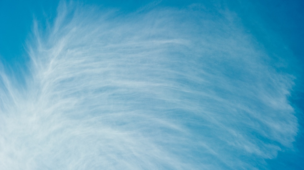 Cirrus-Wolke (Ci) = Feder-Wolke. Sonnenschein, Regen oder Gewitter: Wolken haben einen Einfluss auf das Wetter. Es gibt zehn Wolkengattungen und vier Wolkenfamilien. Auch Winde können die Wolkenbildung beeinflussen. Zudem wird untersucht, welchen Einfluss Wolken auf das Klima haben. | Bild: picture-alliance/dpa