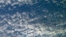 Cirrocumulus (Cc) = kleine Schäfchen-Wolke. Sonnenschein, Regen oder Gewitter: Wolken haben einen Einfluss auf das Wetter. Es gibt zehn Wolkengattungen und vier Wolkenfamilien. Auch Winde können die Wolkenbildung beeinflussen. Zudem wird untersucht, welchen Einfluss Wolken auf das Klima haben. | Bild: picture-alliance/dpa