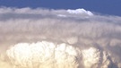 Wolke Cumulonimbus. Sonnenschein, Regen oder Gewitter: Wolken haben einen Einfluss auf das Wetter. Es gibt zehn Wolkengattungen und vier Wolkenfamilien. Auch Winde können die Wolkenbildung beeinflussen. Zudem wird untersucht, welchen Einfluss Wolken auf das Klima haben. | Bild: picture-alliance/dpa