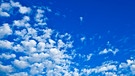 Wolke Altocumulus (Ac) = große Schäfchen-Wolken. Sonnenschein, Regen oder Gewitter: Wolken haben einen Einfluss auf das Wetter. Es gibt zehn Wolkengattungen und vier Wolkenfamilien. Auch Winde können die Wolkenbildung beeinflussen. Zudem wird untersucht, welchen Einfluss Wolken auf das Klima haben. | Bild: colourbox.com