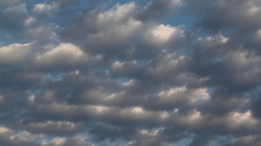 Wolke Stratocumulus (Sc) = Haufenschichtwolke. Sonnenschein, Regen oder Gewitter: Wolken haben einen Einfluss auf das Wetter. Es gibt zehn Wolkengattungen und vier Wolkenfamilien. Auch Winde können die Wolkenbildung beeinflussen. Zudem wird untersucht, welchen Einfluss Wolken auf das Klima haben. | Bild: picture-alliance/dpa