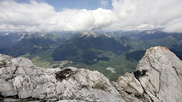 Blick von Zugspitze nach Österreich | Bild: picture-alliance/dpa
