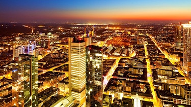 Stadtansicht vom Maintower in der Daemmerung, Deutschland, Hessen, Frankfurt am Main. | Bild: picture-alliance/dpa