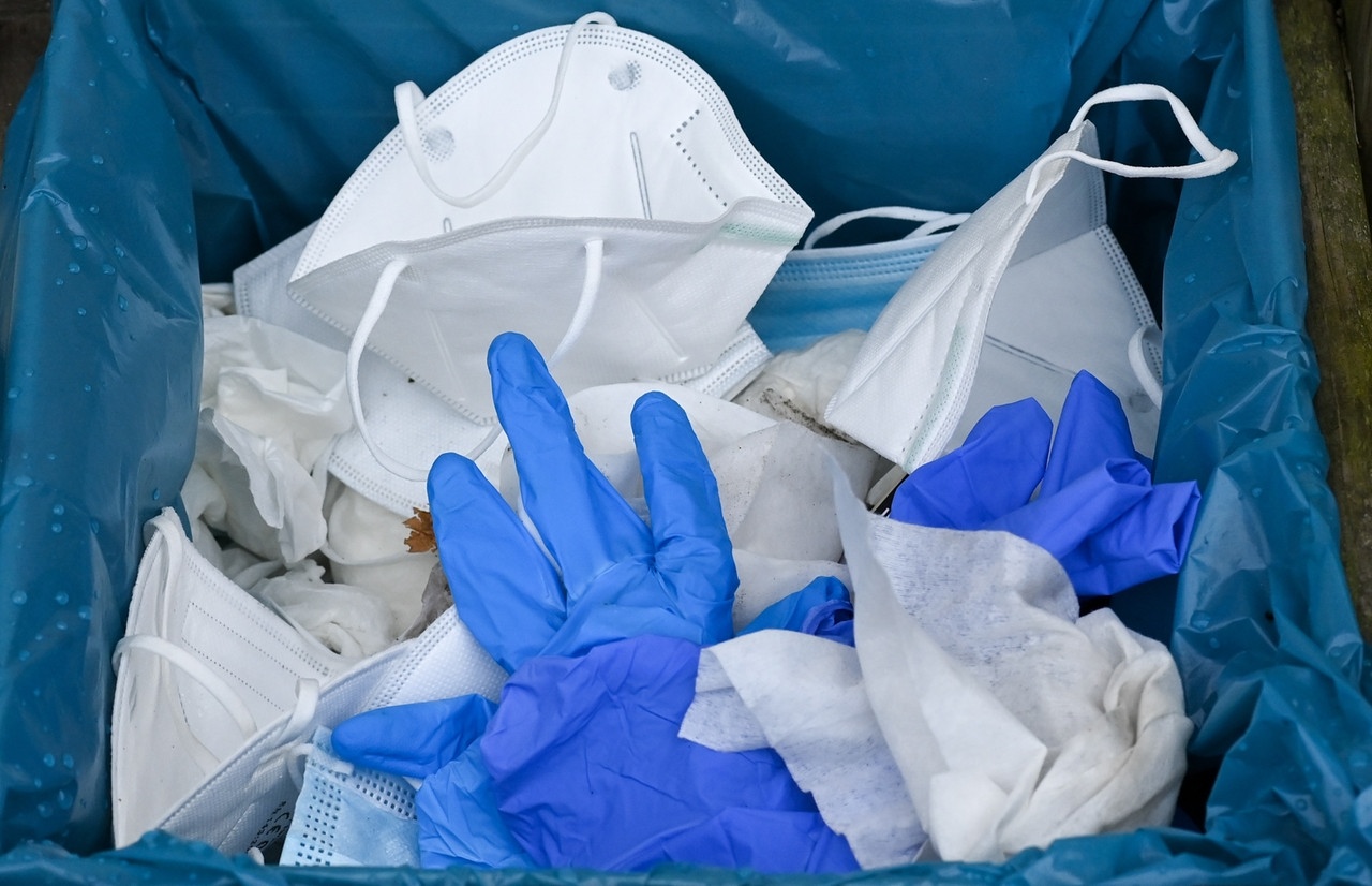 Die Corona-Pandemie verursacht große Mengen Abfall | Bild: picture-alliance