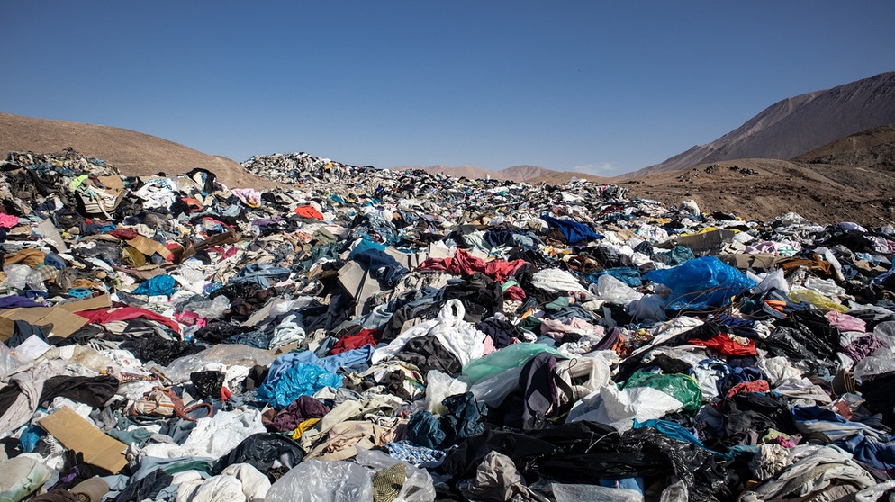 Müllberge aus Kleidung in der Atacama-Wüste | Bild: picture alliance-dpa / Antonio Cossio
