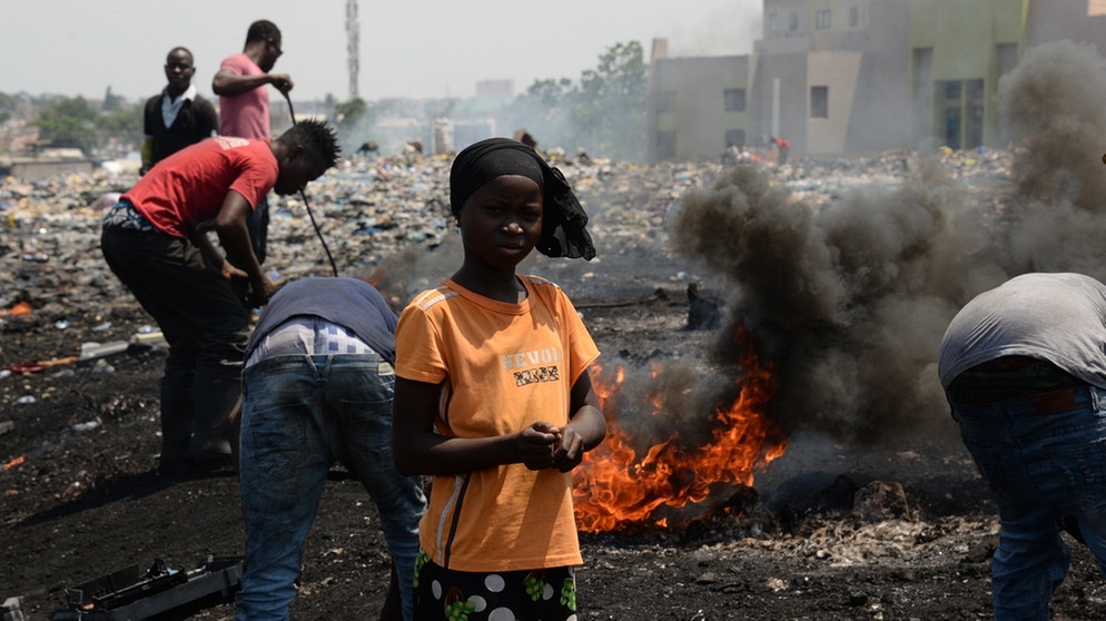 Müllberge mit Elektroschrott aus Industrieländern und Müllsammler in Accra, Ghana | Bild: picture alliance-dpa / Gioia Forster