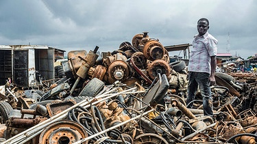 Ein Mann steht auf einem Müllberg auf der größten Elektroschrott-Halde Afrikas | Bild: picture-alliance/dpa/Pacific Press | Maniglia Romano