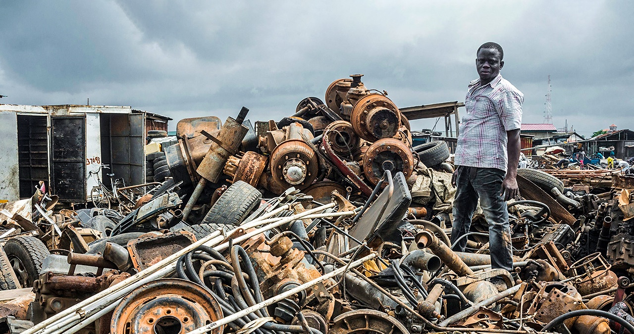 Ein Mann steht auf einem Müllberg auf der größten Elektroschrott-Halde Afrikas | Bild: picture-alliance/dpa/Pacific Press | Maniglia Romano