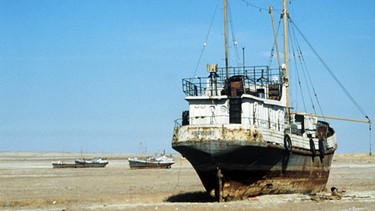 Ein Schiff am trockenen Grund des Aralsees | Bild: picture-alliance/dpa