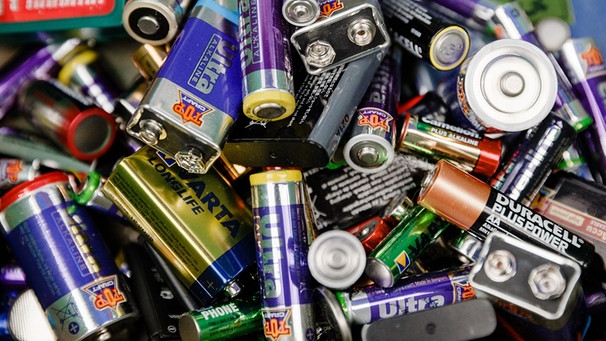  Batterien sind wertvolle Rohstofflieferanten, wenn sie korrekt entsorgt und recycelt werden.  | Bild: picture alliance / dpa Themendienst | Markus Scholz