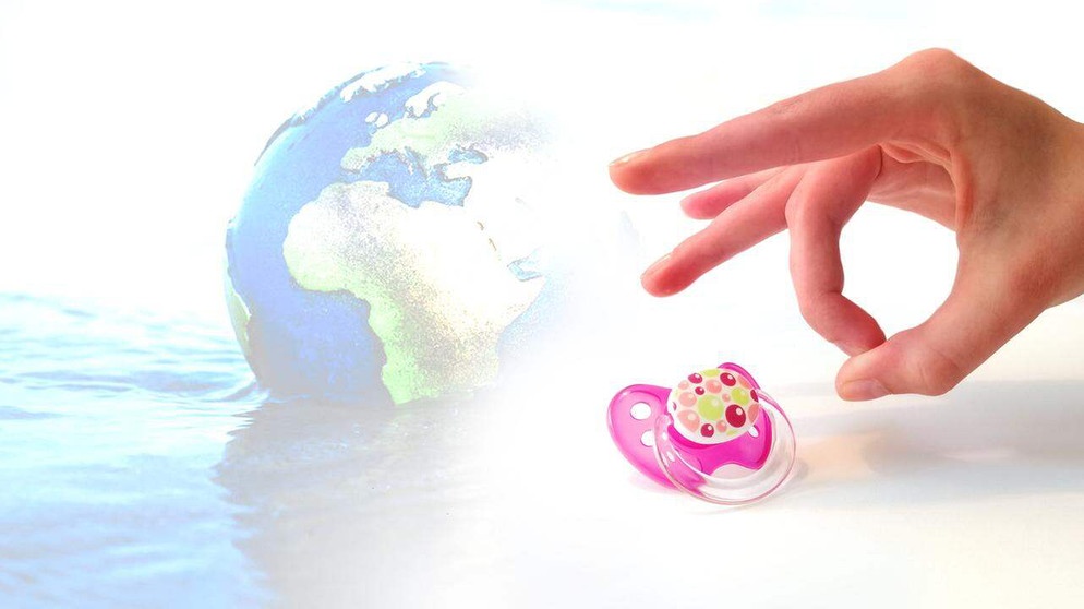 Eine Hand schnipst mit den Fingern einen rosafarbenen Baby-Schnuller weg. Im Hintergrund eine Ball in Erdkugelform auf Wasser. | Bild: 2022 Radio Bremen