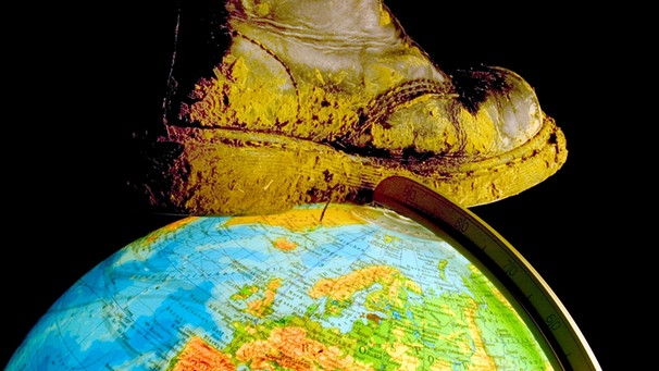 Ein Stiefel steht auf einem Globus. Der Club of Rome möchte nicht, dass die Erde mit Füßen getreten wird. Er setzt sich für die Zukunft des Planeten ein. Experten rufen zu Nachhaltigkeit auf. | Bild: picture-alliance/dpa/blickwinkel